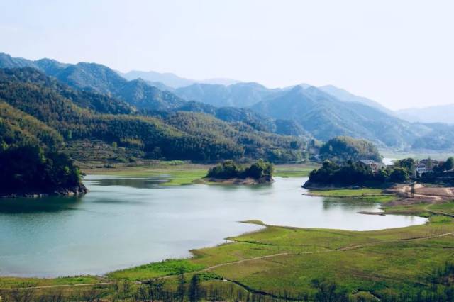天台寒山湖景区即里石门水库,距离天台县城40公里,与磐安相邻,因寒山