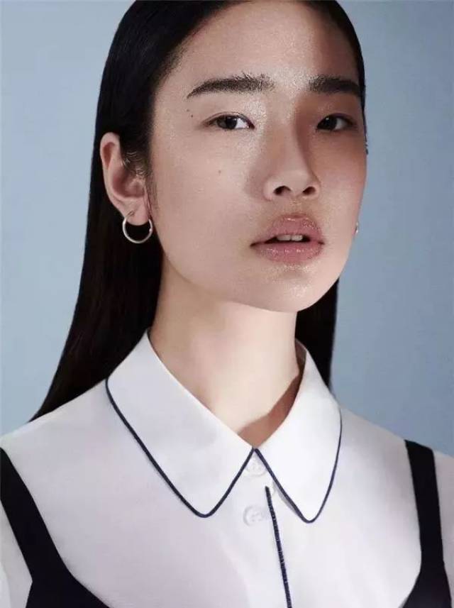 具有高级感的脸型,可以是充满棱角的,颧骨和下颌骨都比较明显,看起来