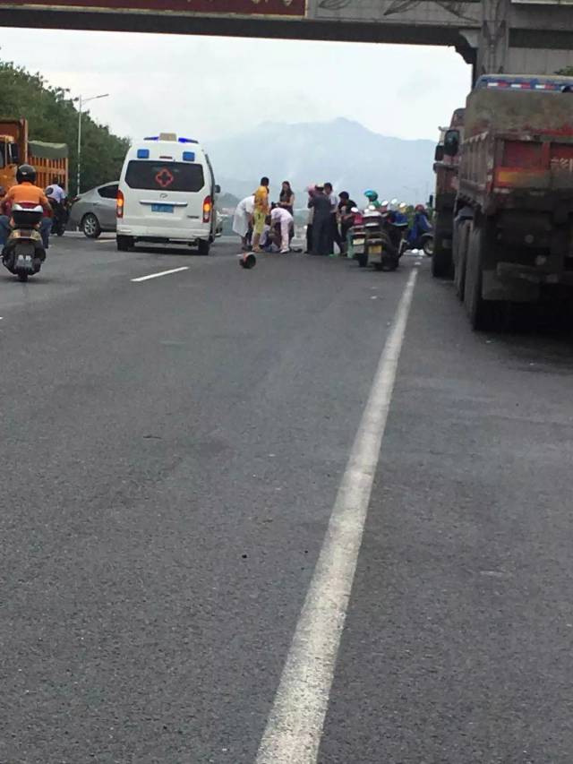 蕉城红岌子长寿牌坊底下车祸,有人受伤送医.