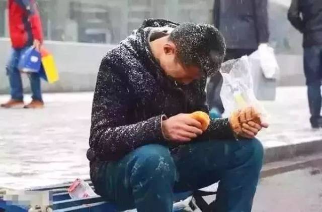 漫天大雪里面,一个男人低着头默默哭了起来.