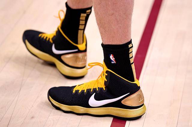 骑士队凯文·乐福-nike hyperdunk2017