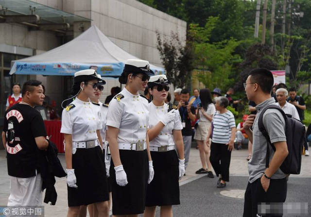 这是杭州考点的高颜值女安保