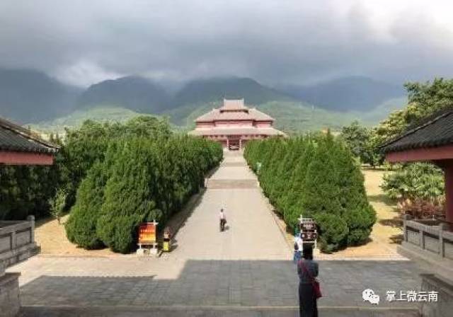 崇圣寺闻名于世的三塔,我们当然要怀着崇敬的心情去朝拜一下啦,崇圣寺
