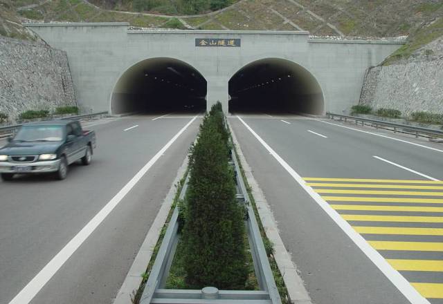在高速上,隧道内必须按车道行驶,不能违章变道!