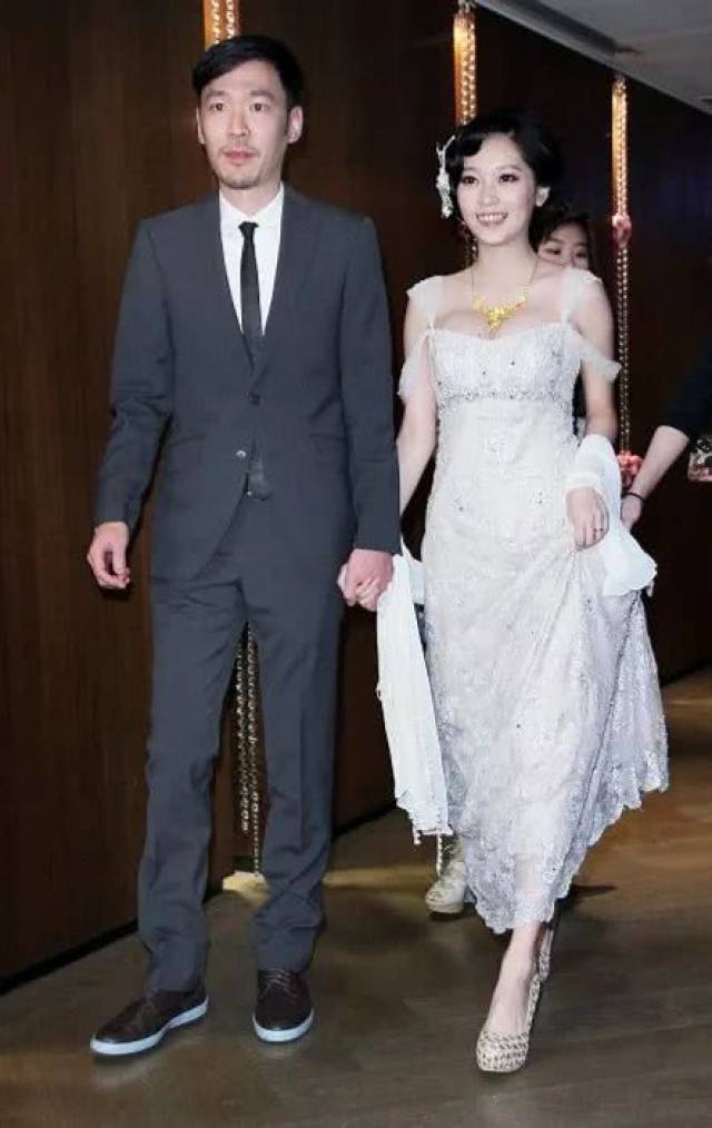费玉清侄子其貌不扬却与陈乔恩拍吻戏,娶小13岁娇妻成"妻管严"!