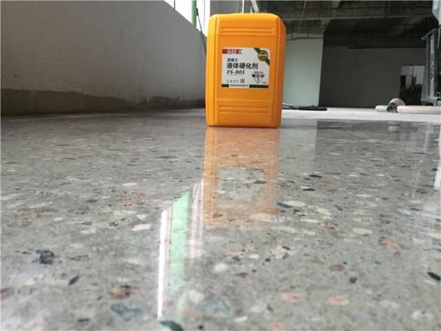 【铂晶地坪系统】为何固化地坪施工采用干磨的方式?
