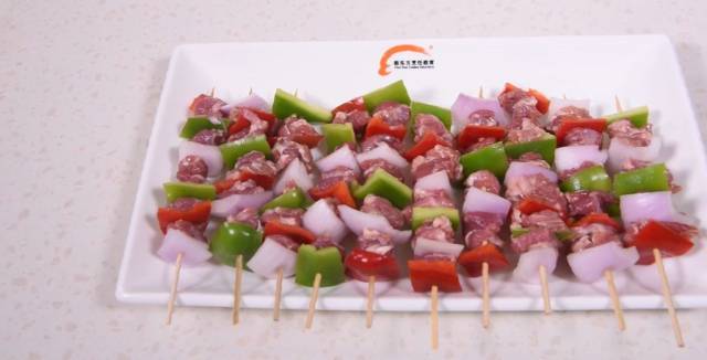 第3步 / 用竹签分别将腌制好的羊肉,青椒,红椒,洋葱串成串