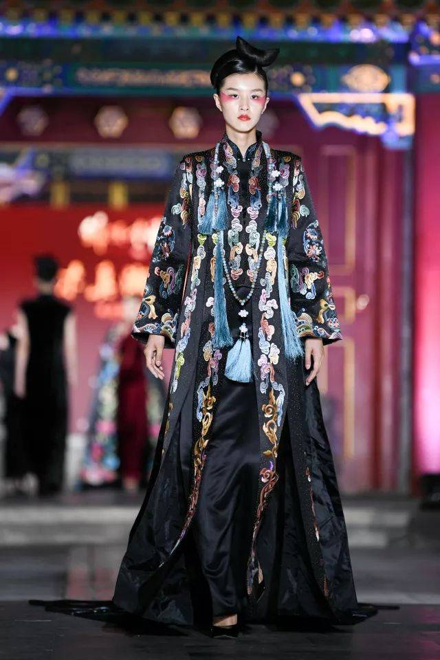 本土的绣娘带到演出现场与观众互动,让来宾零距离接触湘绣的制作工艺