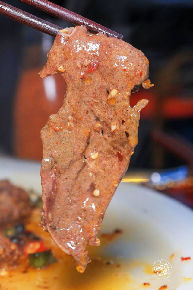 新鲜的嫩牛肝,每一片都是现切装盘, 要的就是那十足的新鲜味道.