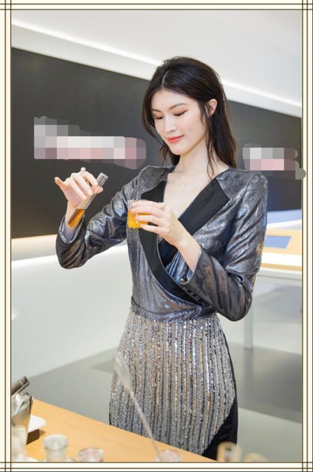 深v的领口更是给人几分性感的感觉,微微俯身的时候给人的感觉更是性感