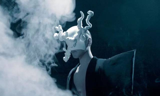 奥斯卡·王尔德曾说: "一个人以自身身份说话的时候 他最不是自己