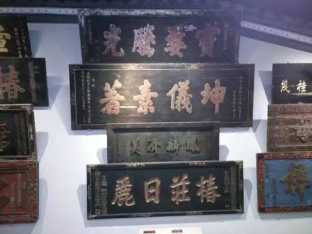 树立典范和弘扬正气 具有明确的 彰显,旌表意味,被视为一种公共文化