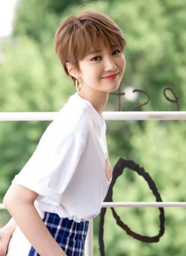 高俊熙的这款超短发,非常有个性了 配上齐刘海,一点也不显老