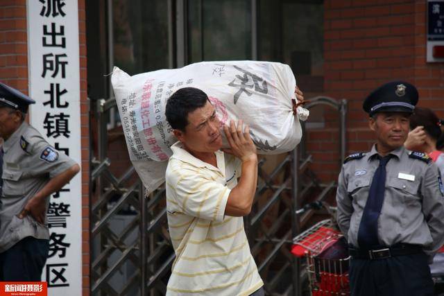 身背重担图片,重担压身图片 - 伤感说说吧