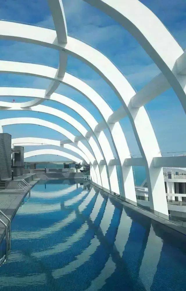 100米高空无边际泳池