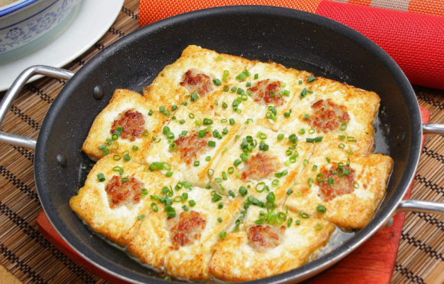 梅州从星级酒店到街边排档都常见的菜——客家酿豆腐