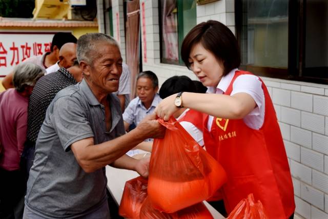 山西盂县:晋盂煤业集团开展端午节扶贫慰问活动