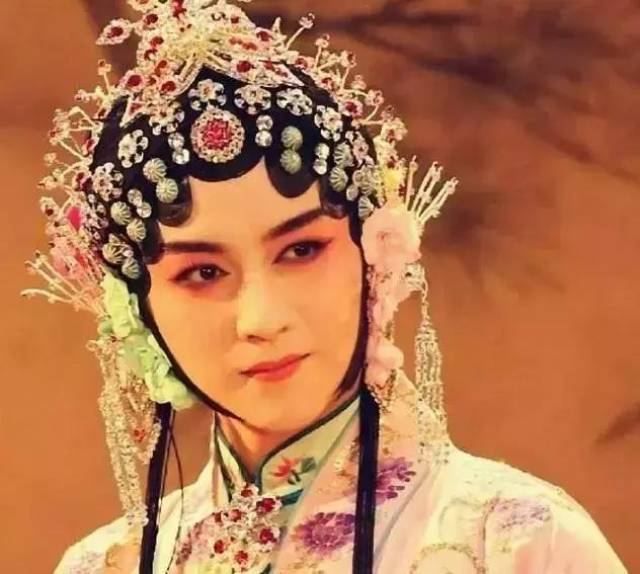 张卫健竟然也扮过女装,宛如一个大家闺秀.