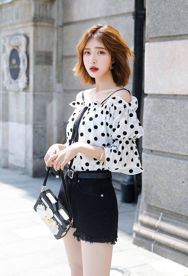 衣服很漂亮,波点的穿上显年轻