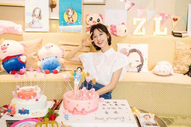 张俪生日晒自拍照好美,团队给她送惊喜过生日温馨浪漫!