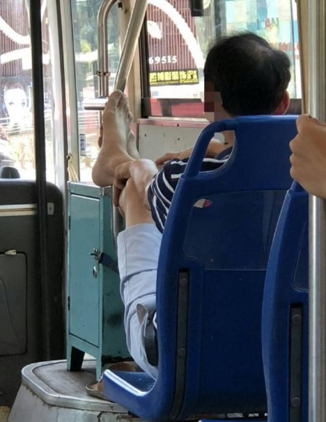 公交车上脱鞋图片