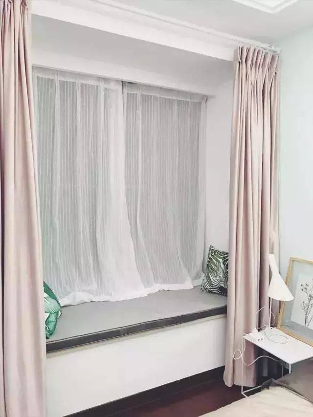 卧室搭配上一款透而不明的纱帘,唯美而又浪漫