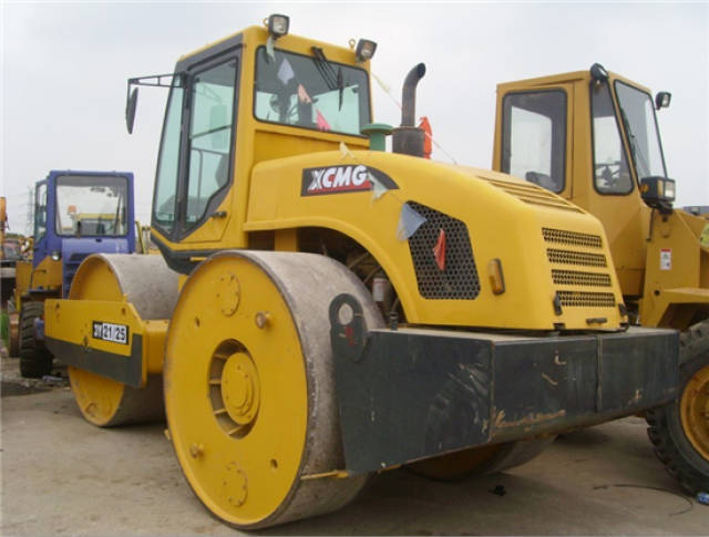 三轮光轮压路机