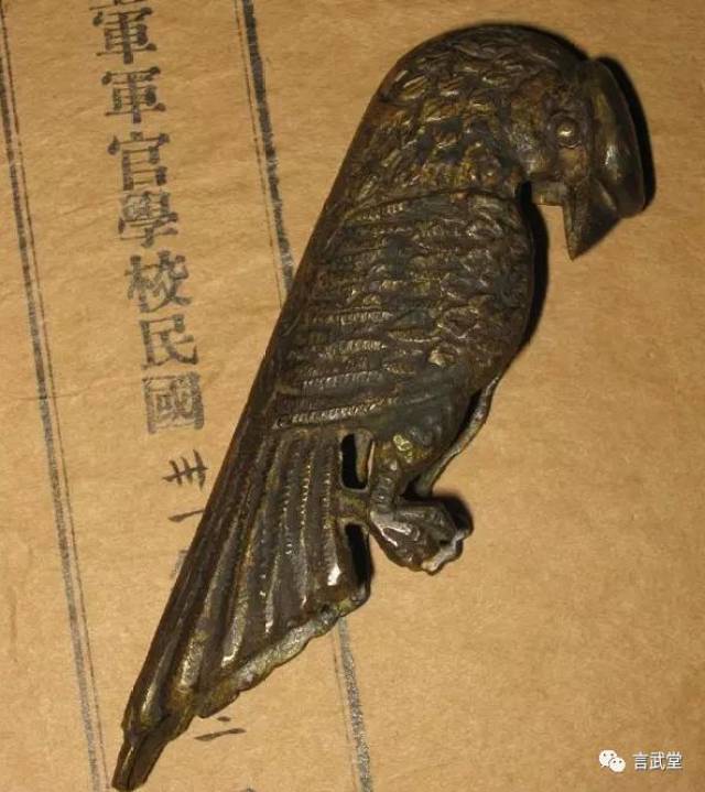 鹦鹉剑,又名空军中正剑,是国民党专为空军飞行员度身定做的佩剑.