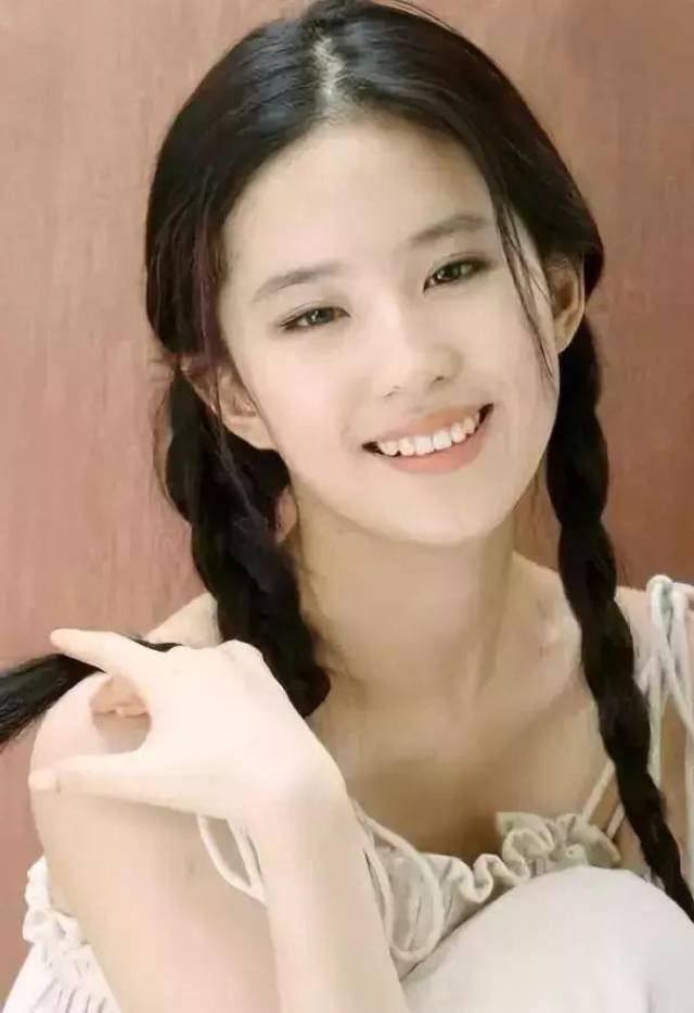 扎麻花辫的女明星:迪丽热巴时尚,林志玲少女,最后一位惊艳时光