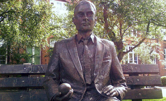 咬了一口苹果死去的计算机之父——图灵