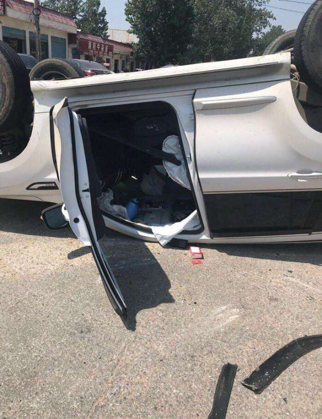 哈弗h9被长安cs75侧面撞击导致翻车,网友:国产车是越来越安全了