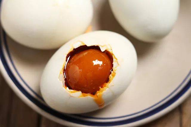 汪曾祺《端午节的鸭蛋》 忆 往 世间所有美食都属于孤单的胃和无