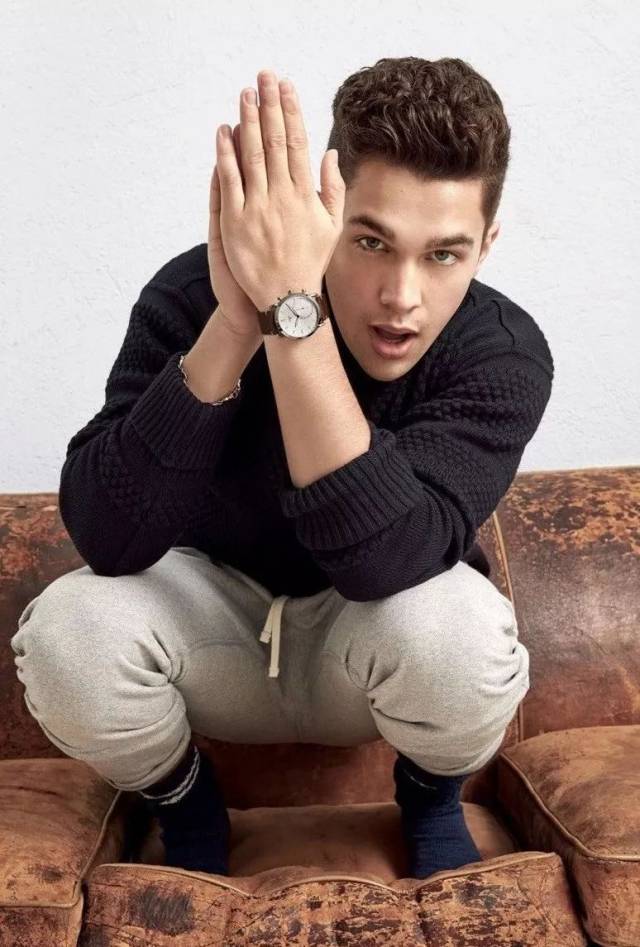 他还登完《gq》登《vogue》都是副c位.