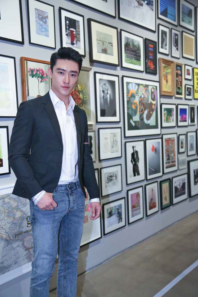 赵毅新出席时尚展览西装绅士尽显成熟魅力