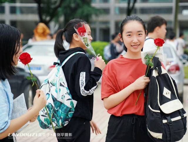 直击武冈今年高考首日新变化:大量女生收到玫瑰,考场成伞的海洋.