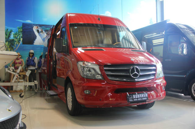 奔驰斯宾特商务车 红色外观 绝对吸睛