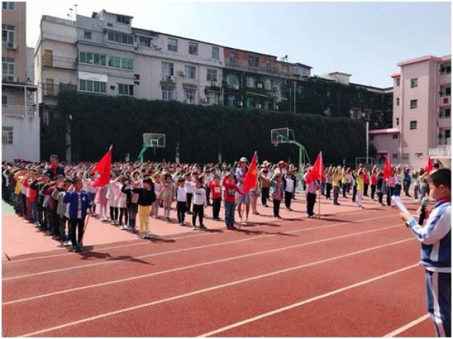 石首绣林小学一年级少年队员入队仪式成功举办