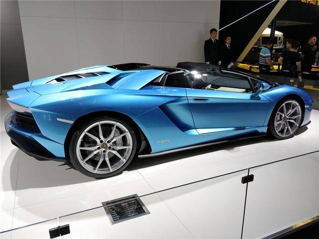 实拍700万的敞篷大牛:外观堪比战斗机,给众泰十年都抄不出来!