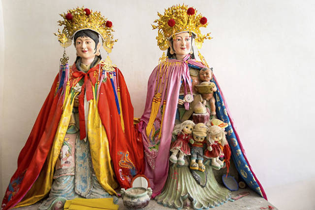大奶奶送,二奶奶掐,三奶奶吃焦花,泰山老奶送来了洋妞洋娃