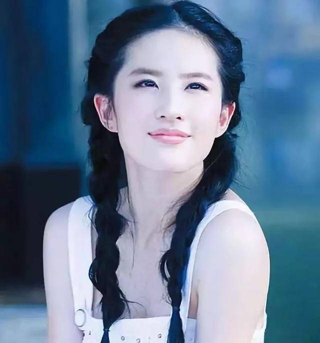 扎麻花辫的女明星:迪丽热巴时尚,林志玲少女,最后一位惊艳时光