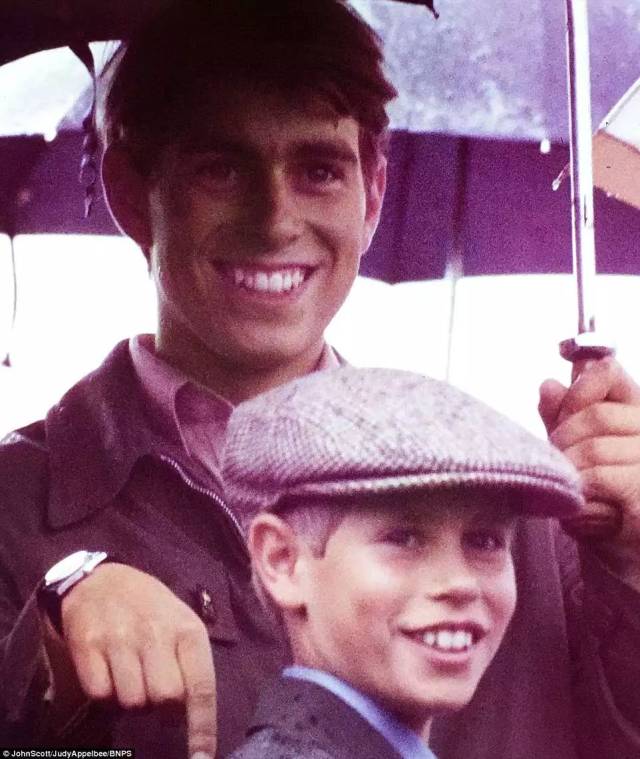 20世纪70年代,安德鲁王子和爱德华王子被抓拍到的照片.