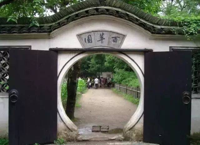 百草园在鲁迅故居的后面,是鲁迅童年时代的乐园,他常来这玩耍嬉戏