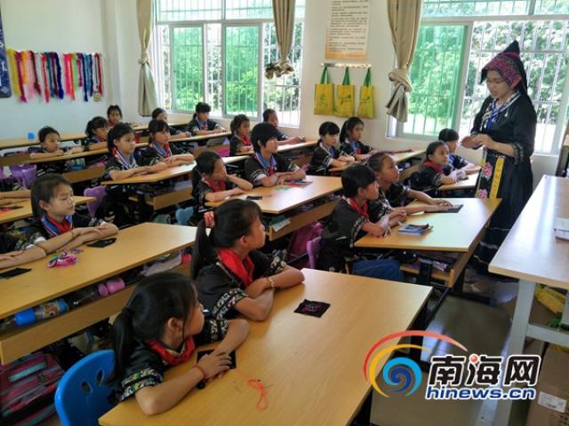 儋州市南豐鎮松門小學開設的特色校本課程《七巧苗繡》.