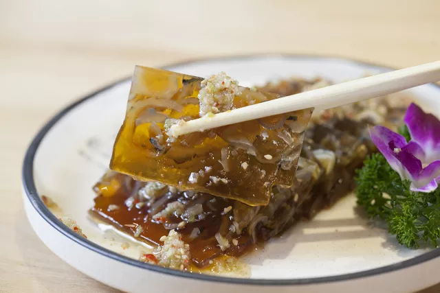 没错,都用来做这道美味的鱼皮冻了.