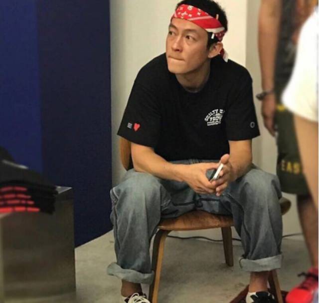 反倒是陈冠希去年频繁上身的the north face紫标牛仔裤令日本代购们跑