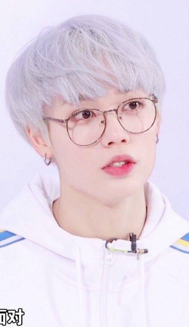 王子异戴眼镜,可以说是温柔陷阱了