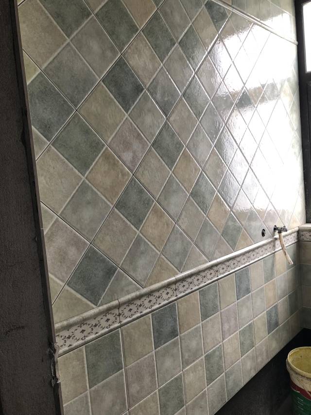 工人贴瓷砖弄错顺序,老师傅当场呵斥:贴完不掉,我叫你师父!