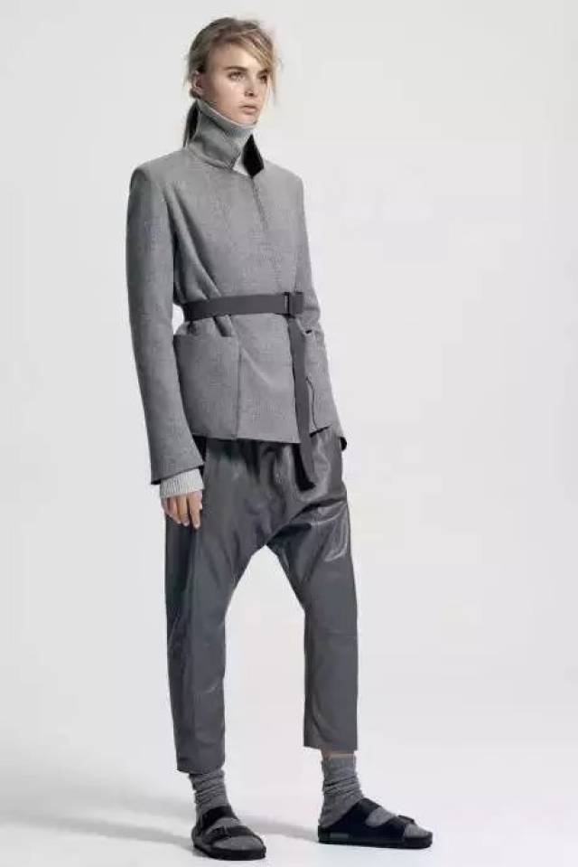 穿上天然橡胶做成的鞋子,走再多路都不累脚