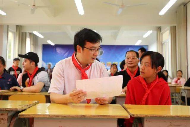 哥哥和东南汽车的爱心车友们冒雨来到寿宁清源中心小学和大安中心小学
