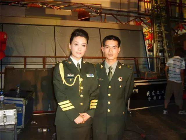 与歌唱家阎维文合影